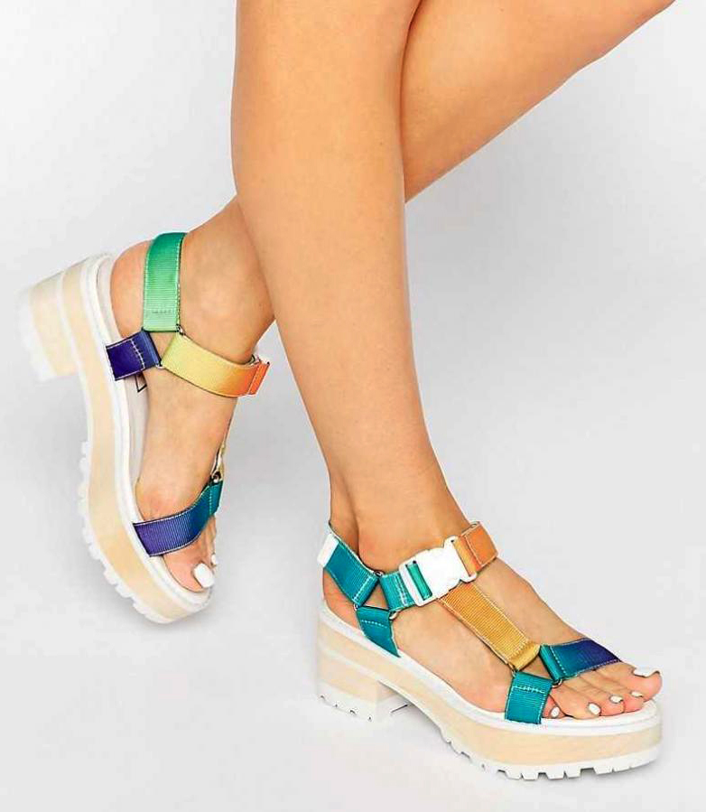 Des chaussures arcenciel pour l