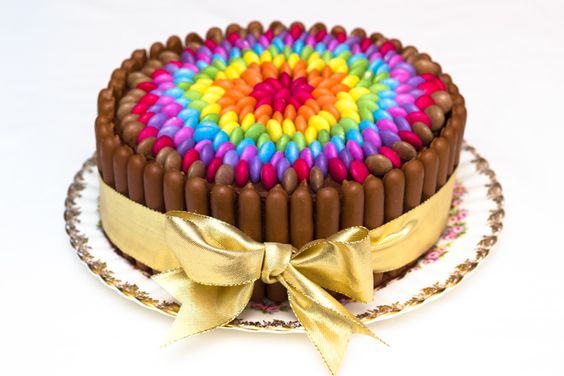 Gâteau arc-en-ciel pour une fête haute en couleur
