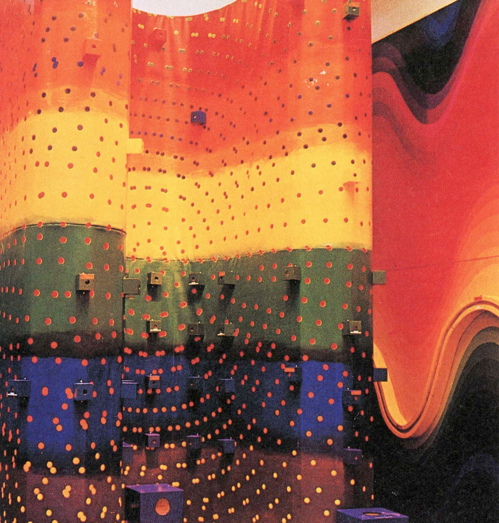 Ay-o - Rainbow tactile room à la biennale de Venise